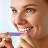 Nainen käyttäen Diamond Smile hampaiden valkaisuun nauhat hampaiden valkaisuun kotona