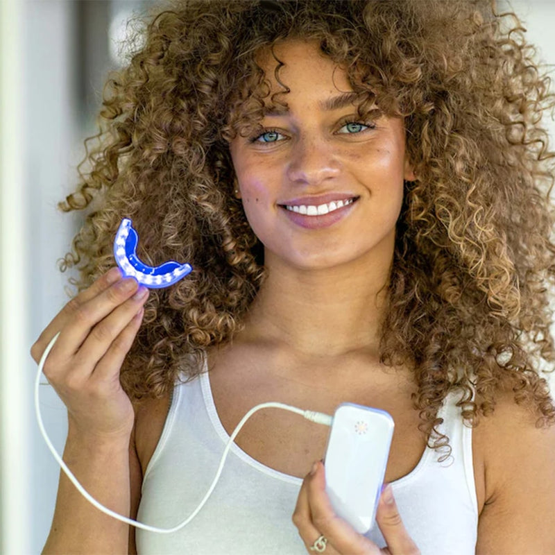 Nainen, jolla on Diamond Smile PAP+-hampaiden valkaisusetti