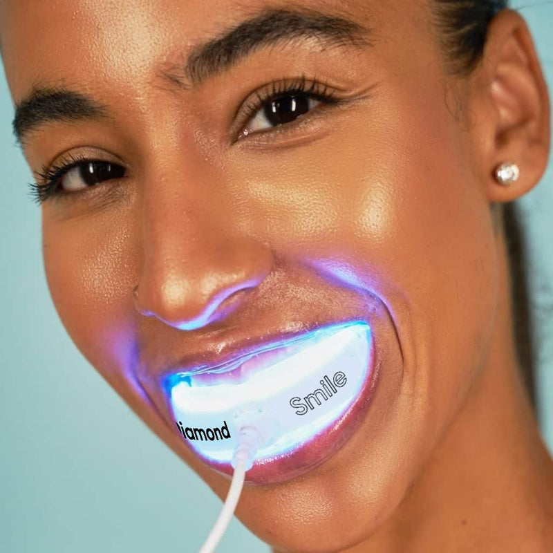 Nainen, jolla on suukappale Diamond Smile PAP+-hampaiden valkaisusarjan suussa.