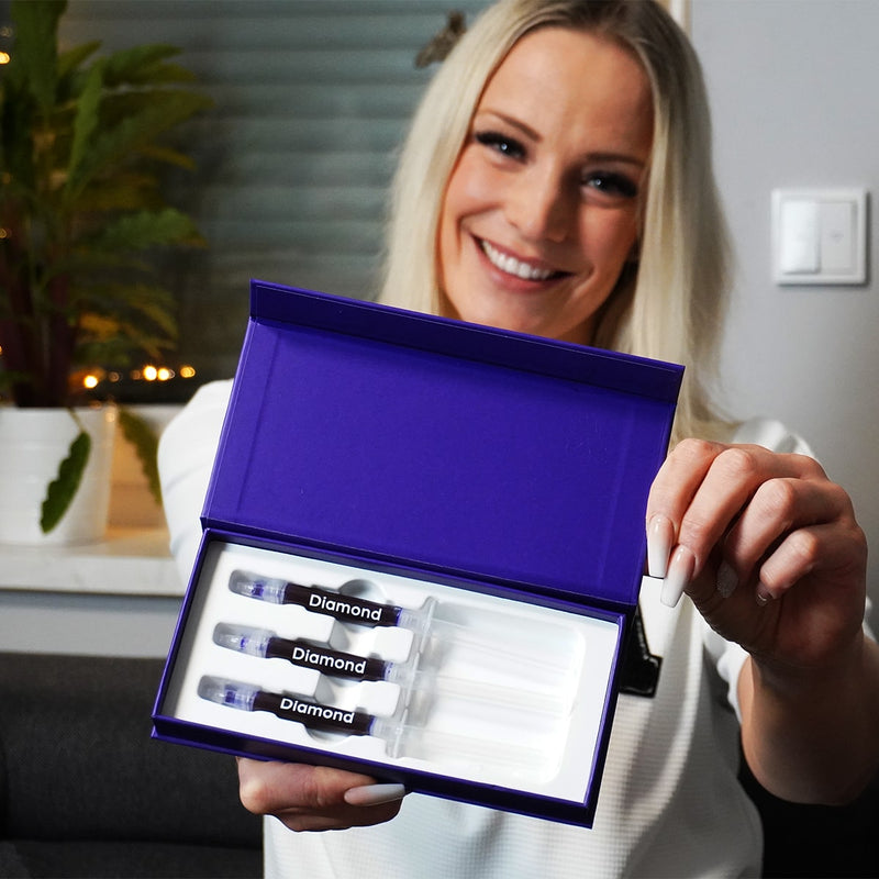 Nainen, jolla on Diamond Smile violetti värinkorjaus hampaiden valkaisugeeli